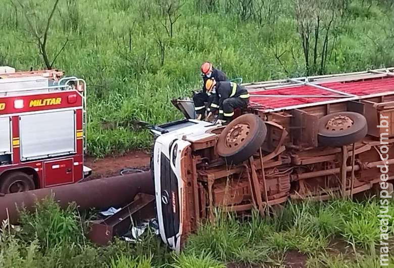 Motorista morre prensado ao tombar caminhão na MS-379 Motorista morre prensado ao tombar caminhão na MS-379