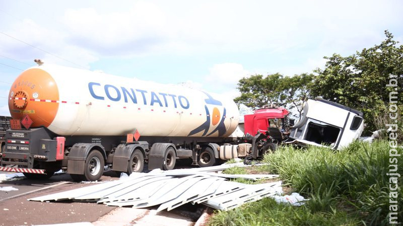 Motorista que morreu em colisão de caminhões na BR-262 tinha 71 anos Motorista que morreu em colisão de caminhões na BR-262 tinha 71 anos