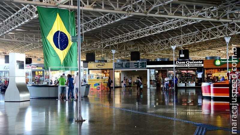 Movimento de passageiros em aeroportos e rodovias aumenta no feriado Movimento de passageiros em aeroportos e rodovias aumenta no feriado