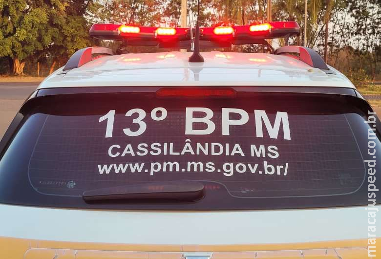 Mulher causa confusão em bar, corta os punhos, joga sangue em policiais e vai presa Mulher causa confusão em bar, corta os punhos, joga sangue em policiais e vai presa