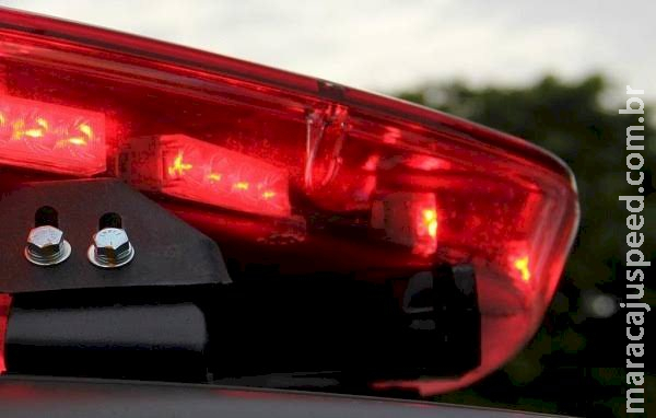Mulher é arrancada de carro e Saveiro "perde" porta durante assalto Mulher é arrancada de carro e Saveiro "perde" porta durante assalto