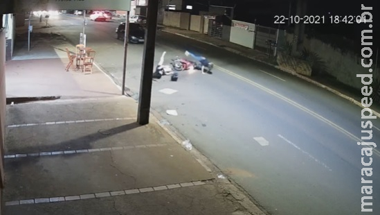 Mulher é atropelada por moto ao cruzar avenida Tamandaré