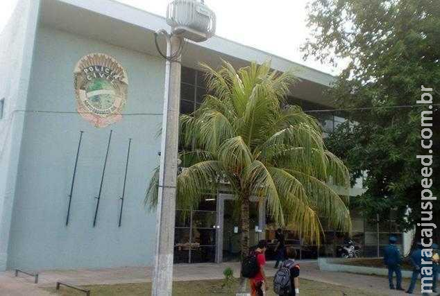 Mulher vai atrás de marido em bebedeira e é jogada para fora do carro