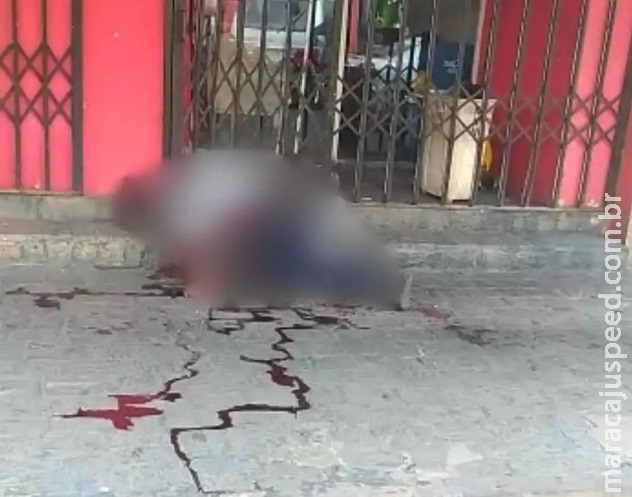Na porta de loja, homem é morto a tiro e segurança diz que foi acidente Na porta de loja, homem é morto a tiro e segurança diz que foi acidente