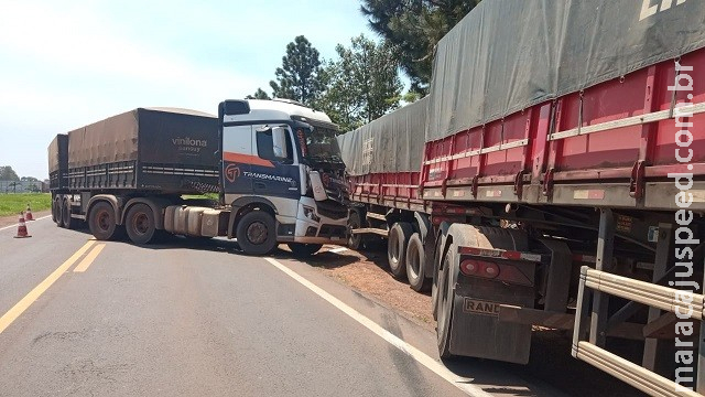 Para não bater na traseira de carreta, motorista desvia e colide em lateral de outra na BR-163