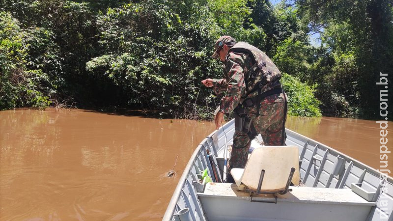 Polícia apreende barco, motor e petrechos ilegais de pesca no Rio Miranda