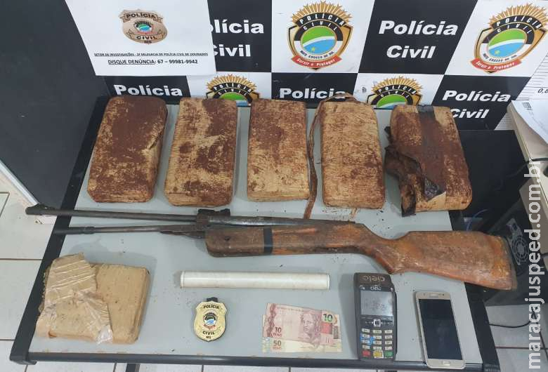 Polícia cumpre mandado de busca e encontra droga enterrada no quintal Polícia cumpre mandado de busca e encontra droga enterrada no quintal