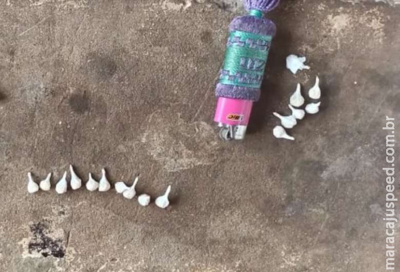 Polícia flagra jovem e adolescente que comercializavam pasta base Polícia flagra jovem e adolescente que comercializavam pasta base
