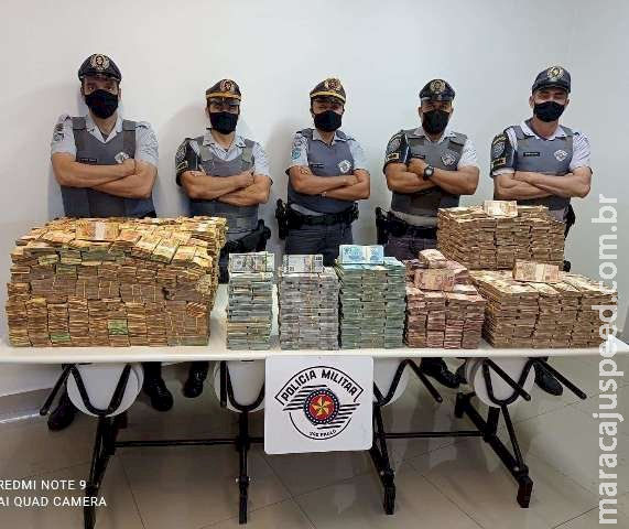Polícia paulista encontra quase R$ 12 milhões em carreta com placas de MS Polícia paulista encontra quase R$ 12 milhões em carreta com placas de MS
