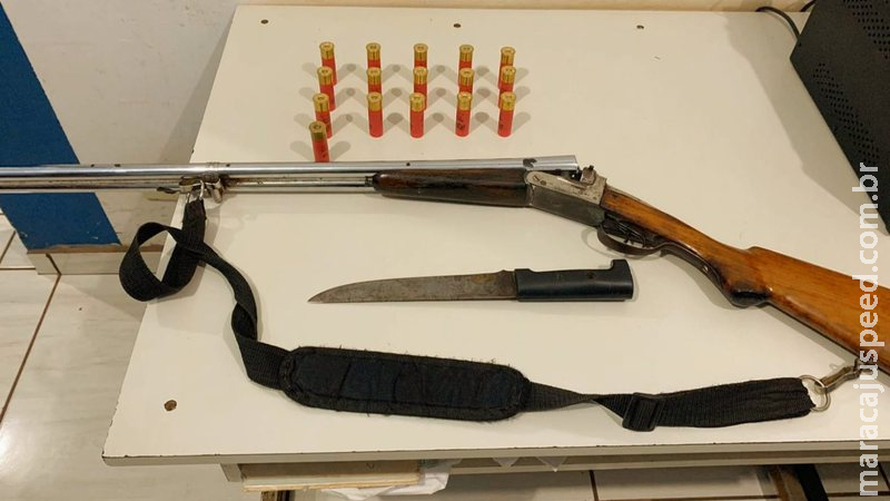 Polícia prende homem bêbado que manuseava espingarda em via pública Polícia prende homem bêbado que manuseava espingarda em via pública