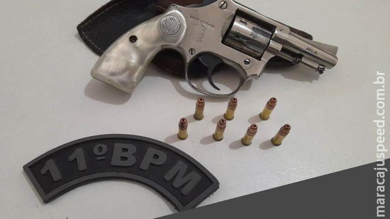Polícia prende homem por porte ilegal de arma de fogo durante abordagem em comércio Polícia prende homem por porte ilegal de arma de fogo durante abordagem em comércio