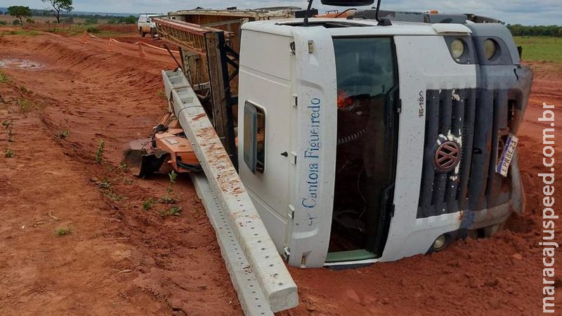Pós-temporal: Caminhão com postes tomba em Nova Andradina e atrasa serviço