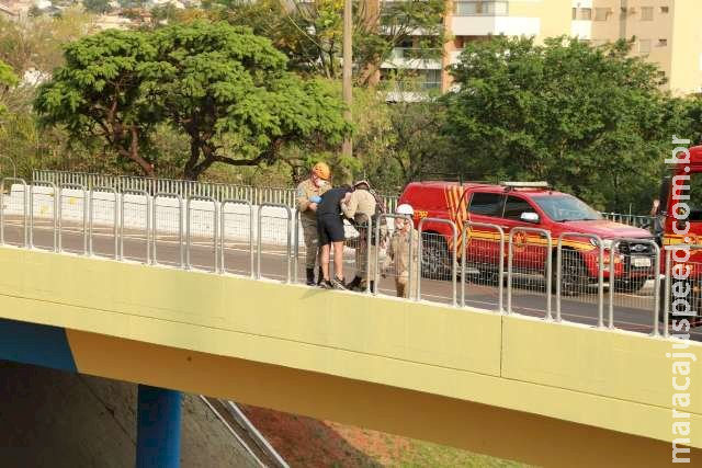 Rapaz tenta se jogar de viaduto, bombeiros param trânsito e conseguem resgatá-lo Rapaz tenta se jogar de viaduto, bombeiros param trânsito e conseguem resgatá-lo