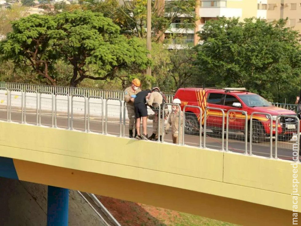 Rapaz tenta se jogar de viaduto, mas bombeiros conseguem resgatá-lo