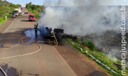Segundo do dia: caminhão pega fogo e chamas se espalham pela vegetação na MS-134 Segundo do dia: caminhão pega fogo e chamas se espalham pela vegetação na MS-134