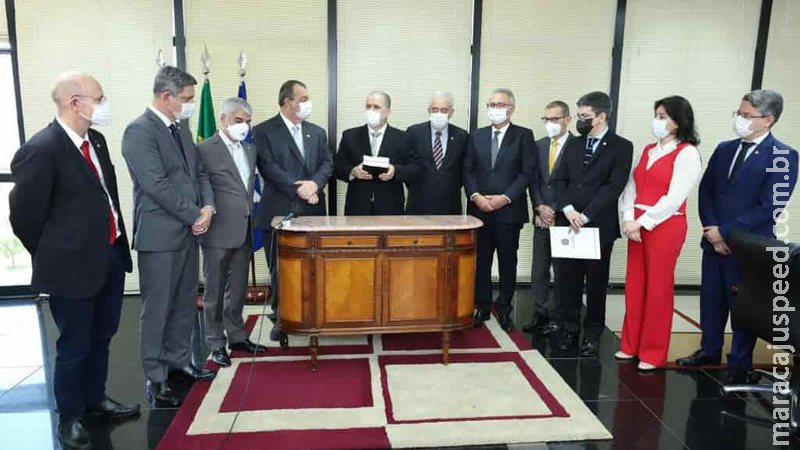 Senadores entregam relatório da CPI da Covid para procurador-geral da República Senadores entregam relatório da CPI da Covid para procurador-geral da República