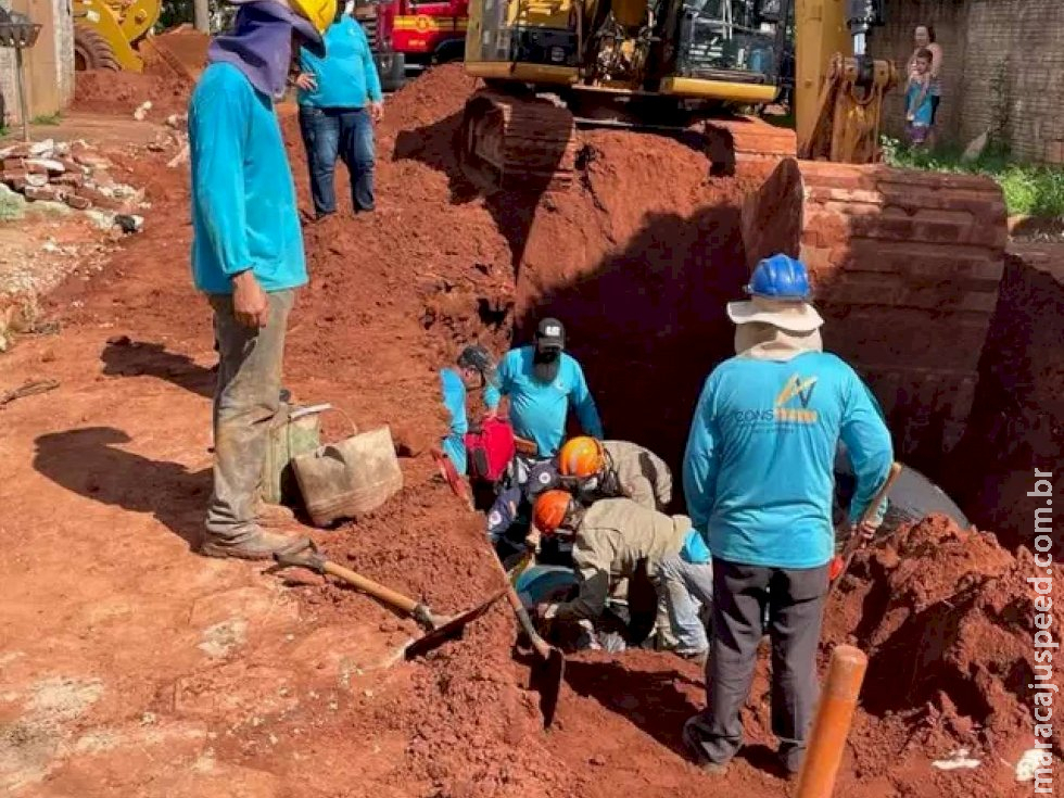 Trabalhador é socorrido com parte do corpo soterrado durante obra Trabalhador é socorrido com parte do corpo soterrado durante obra