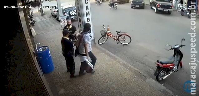 Vendedor ambulante morre baleado após dar tapa na cabeça de segurança armado Vendedor ambulante morre baleado após dar tapa na cabeça de segurança armado