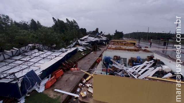 Vento arranca telhado e derruba torre de delegacia da PRF em Dourados