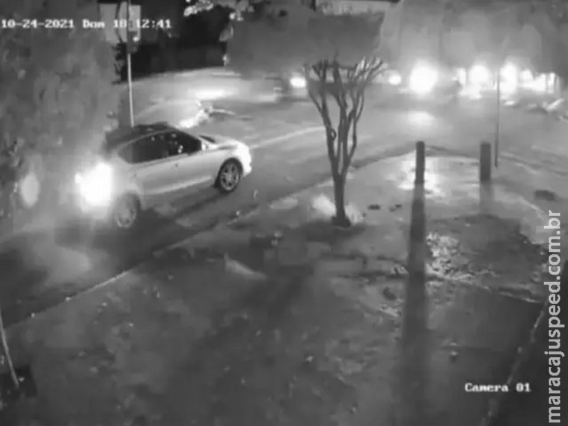 Viatura da Polícia Militar cruza sinal vermelho e atropela motoentregador