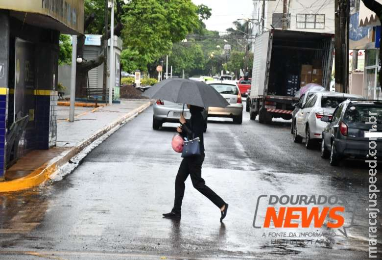 Volume de chuva supera média mensal após quase 100 milímetros no fim de semana