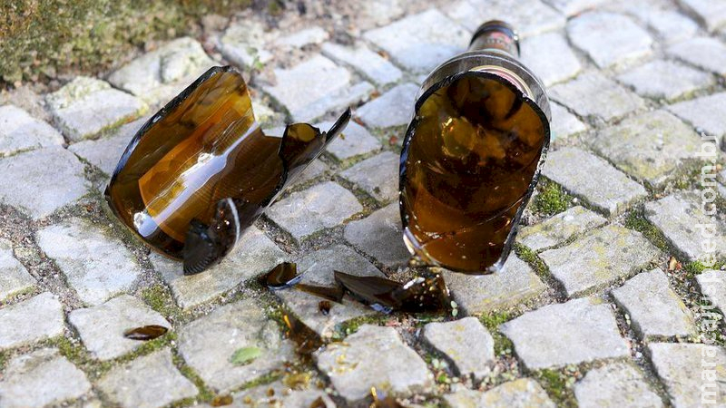 PMs são recebidos com pedradas, pauladas e um é golpeado no pescoço com garrafa por mulher PMs são recebidos com pedradas, pauladas e um é golpeado no pescoço com garrafa por mulher