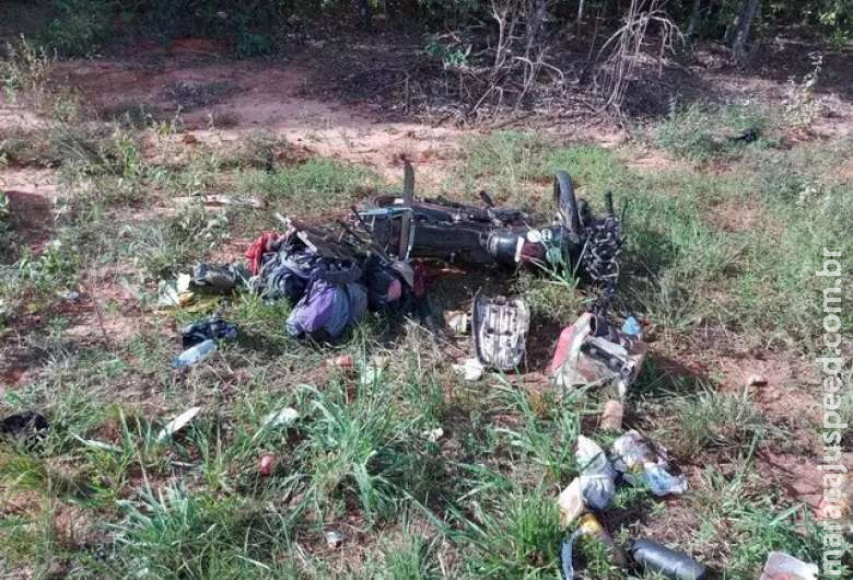 Acidente entre duas motocicletas e uma carreta mata uma pessoa Acidente entre duas motocicletas e uma carreta mata uma pessoa