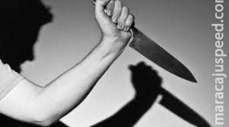 Acreditando em traição, homem de 40 anos esfaqueia seu namorado de 35 anos Acreditando em traição, homem de 40 anos esfaqueia seu namorado de 35 anos