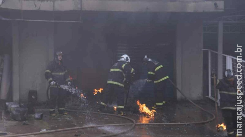Amigos dizem que rapaz de 21 anos está em prédio tomado por incêndio no Centro Amigos dizem que rapaz de 21 anos está em prédio tomado por incêndio no Centro