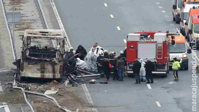 Ao menos 45 pessoas morrem após ônibus pegar fogo na Bulgária Ao menos 45 pessoas morrem após ônibus pegar fogo na Bulgária