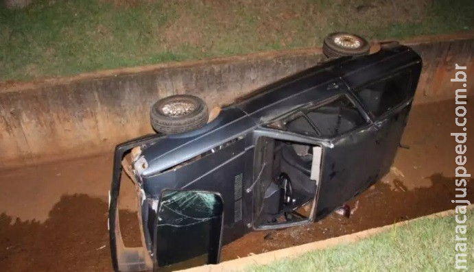 Após colidir em coqueiro, motorista cai com carro em valeta Após colidir em coqueiro, motorista cai com carro em valeta