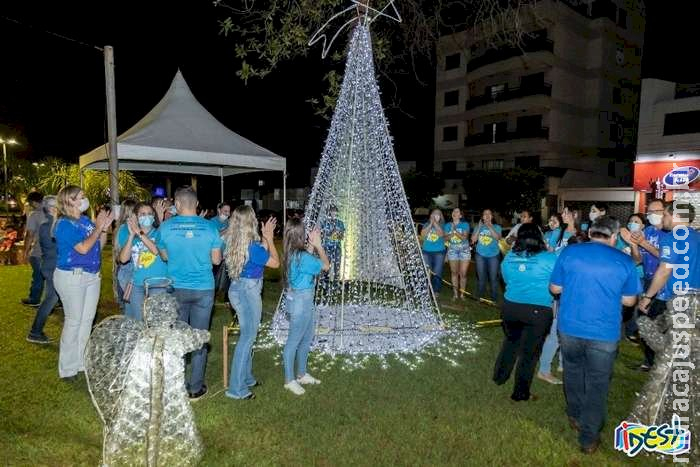 Árvore de Natal feita com frascos de vacina é homenagem ao SUS em São Gabriel D Árvore de Natal feita com frascos de vacina é homenagem ao SUS em São Gabriel D