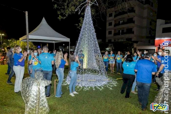 Árvore de Natal feita com frascos de vacina é homenagem ao SUS em São Gabriel D