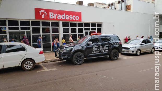 Bandidos roubam malotes de dinheiro de agência bancária em Dourados Bandidos roubam malotes de dinheiro de agência bancária em Dourados