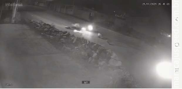 Batida violenta entre motocicletas é registrada por câmeras de vídeo em Corumbá
