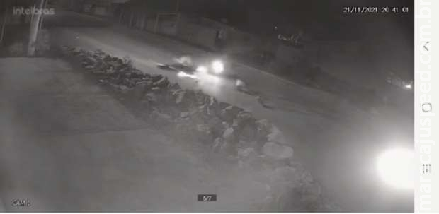 Batida violenta entre motocicletas é registrada por câmeras de vídeo em Corumbá Batida violenta entre motocicletas é registrada por câmeras de vídeo em Corumbá