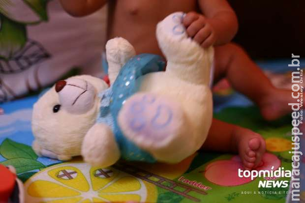 Bebê morre após escalar estante e televisão cair em cima dele Bebê morre após escalar estante e televisão cair em cima dele