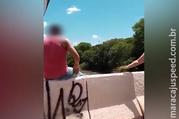 Bombeiro de folga salva homem que tentava se jogar de ponte em MS Bombeiro de folga salva homem que tentava se jogar de ponte em MS