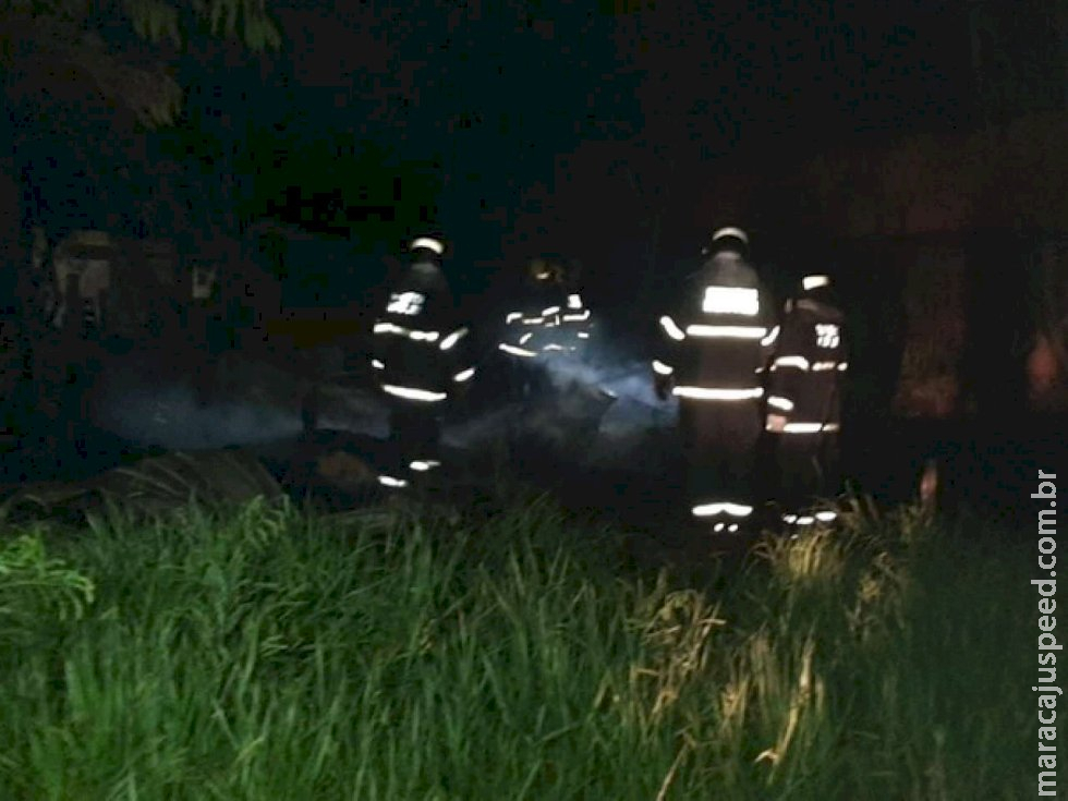 Bombeiros apagam fogo de residência e encontram mulher carbonizada Bombeiros apagam fogo de residência e encontram mulher carbonizada