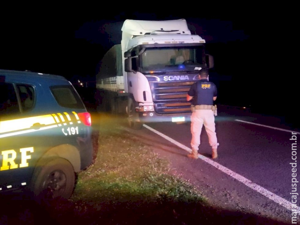 Caminhão abandonado com 450 mil maços de cigarro é apreendido pela PRF Caminhão abandonado com 450 mil maços de cigarro é apreendido pela PRF