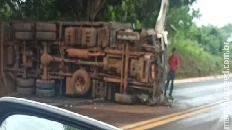 Caminhão capota em curva na BR-262