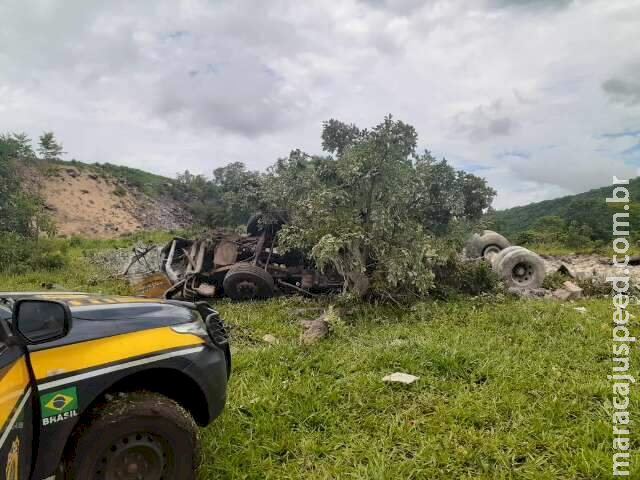 Caminhão despenca em ribanceira e motorista morre preso às ferragens 