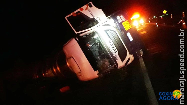 Caminhão tanque carregado com 34 mil litros de etanol tomba na BR-163 Caminhão tanque carregado com 34 mil litros de etanol tomba na BR-163