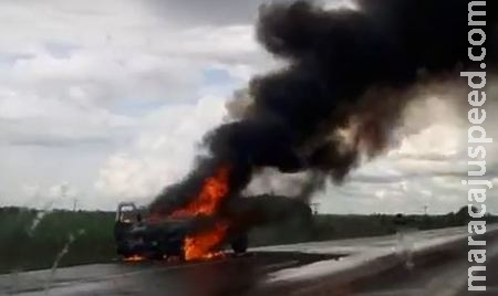 Caminhonete é destruída pelas chamas entre Sidrolândia e Campo Grande