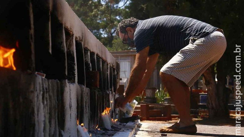 Campo-grandenses antecipam homenagens para evitar aglomerações nos cemitérios no Dia de Finados Campo-grandenses antecipam homenagens para evitar aglomerações nos cemitérios no Dia de Finados