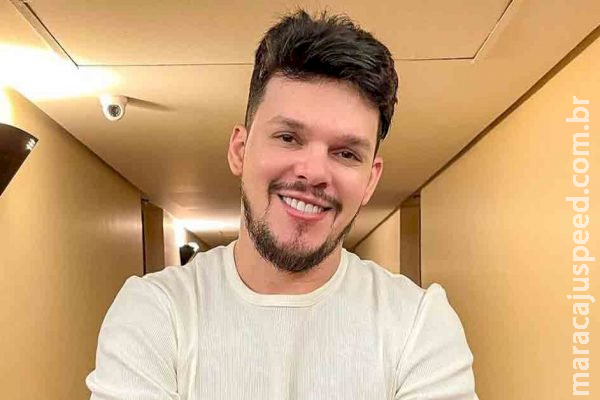 Cantor sertanejo é internado após ser atropelado por lancha 