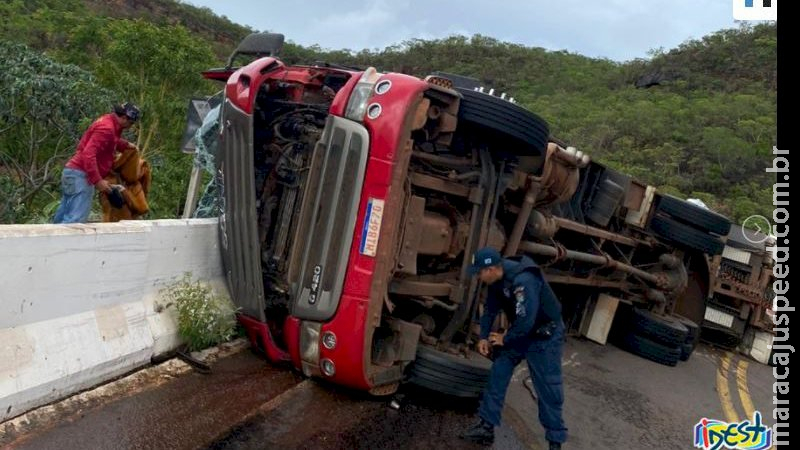 Carreta tomba e grávida fica ferida na MS-430 Carreta tomba e grávida fica ferida na MS-430