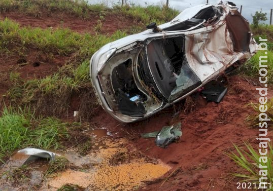 Carro aquaplana e fica destruído em acidente na MS-316