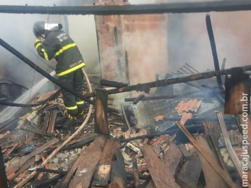 Casa fica destruída após ser incendiada em Nova Andradina Casa fica destruída após ser incendiada em Nova Andradina