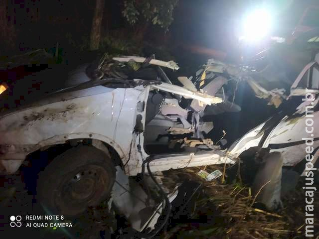 Casal morre depois de carro aquaplanar e capotar na BR-262 Casal morre depois de carro aquaplanar e capotar na BR-262